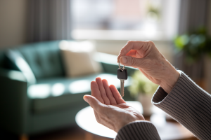 Abandon d&rsquo;usufruit à 80 ans : conséquences sur la propriété